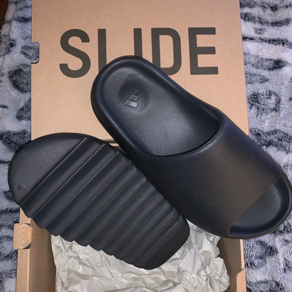 YEEZY SLIDES SIZE 7